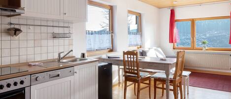 Kylskåp, mikrovågsugn, ugn och spishäll