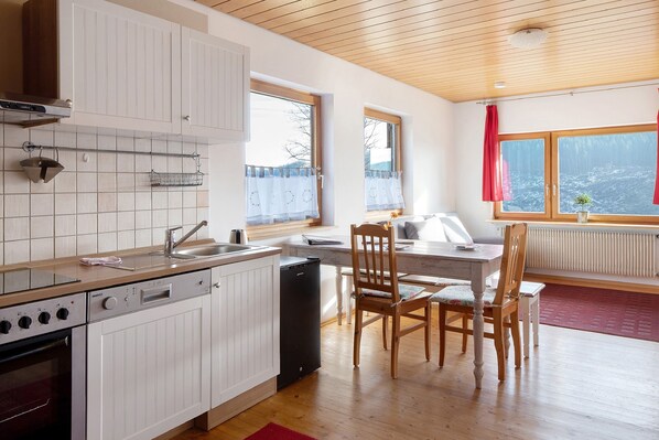 Fridge, microwave, oven, stovetop - Apartment 'Haus Wintersonne - FeWo Auerhahn' with Shared Garden, Balcony and Wi-Fi (Feldberg)