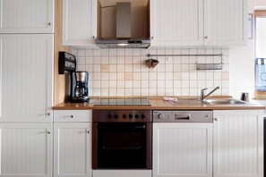 Fridge, microwave, oven, stovetop - Apartment 'Haus Wintersonne - FeWo Auerhahn' with Shared Garden, Balcony and Wi-Fi (Feldberg)