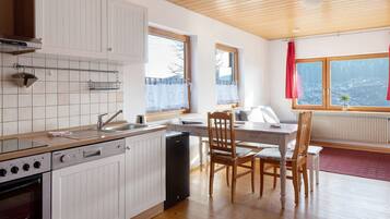 Kylskåp, mikrovågsugn, ugn och spishäll