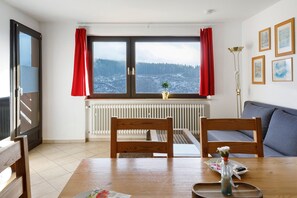 TV, stereo - Apartment 'Haus Wintersonne - FeWo Libelle' with Shared Garden, Balcony and Wi-Fi (Feldberg)