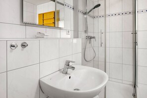 Shower, hair dryer, towels - Apartment 'Haus Wintersonne - FeWo Libelle' with Shared Garden, Balcony and Wi-Fi (Feldberg)