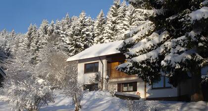 Ferienwohnung 'Haus Wintersonne - FeWo Libelle' mit Gemeinschaftsgarten, Balkon und Wi-Fi