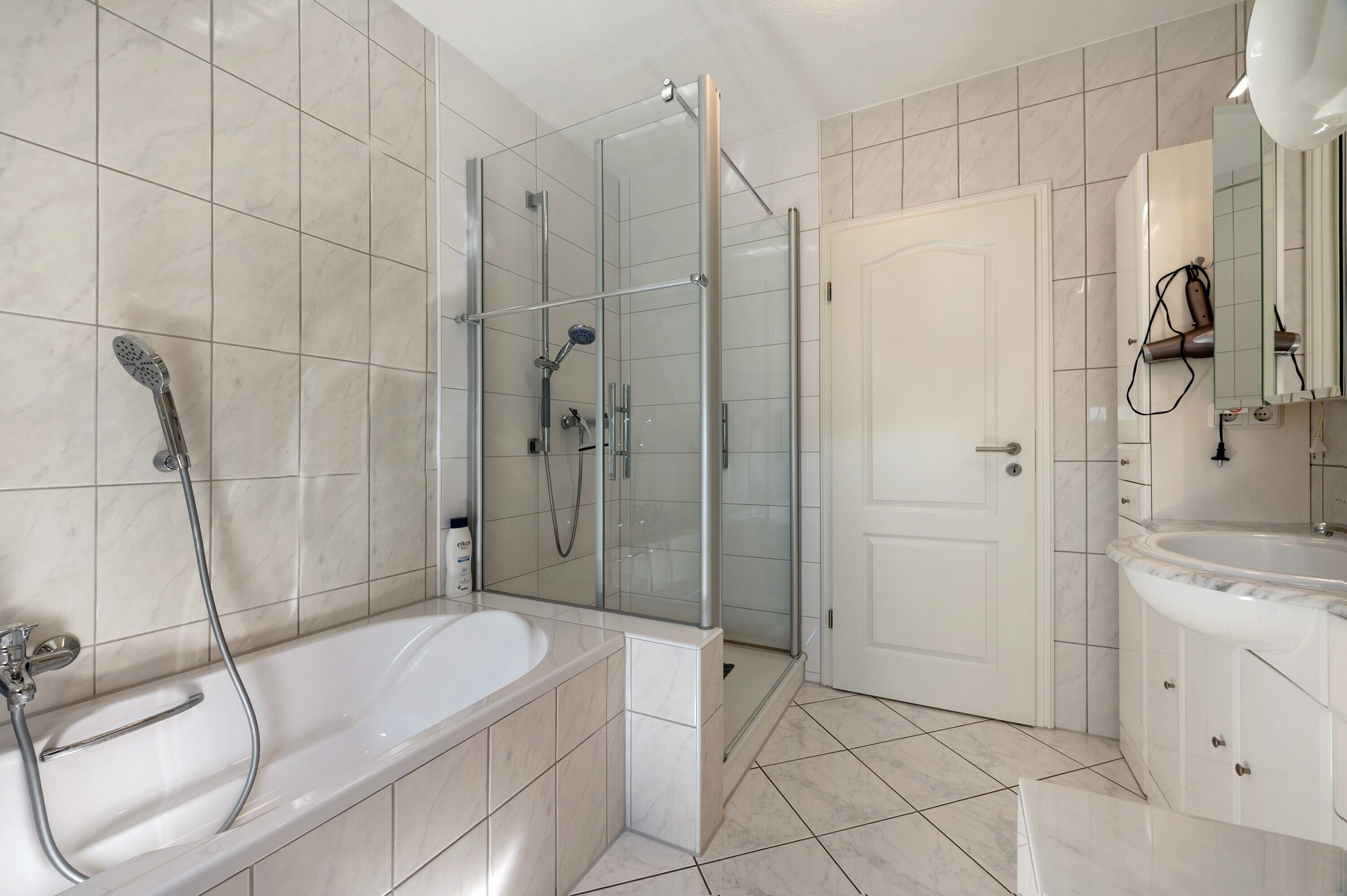 Shower, hair dryer, towels