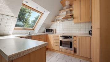 Een koelkast, een magnetron, een oven, een kookplaat