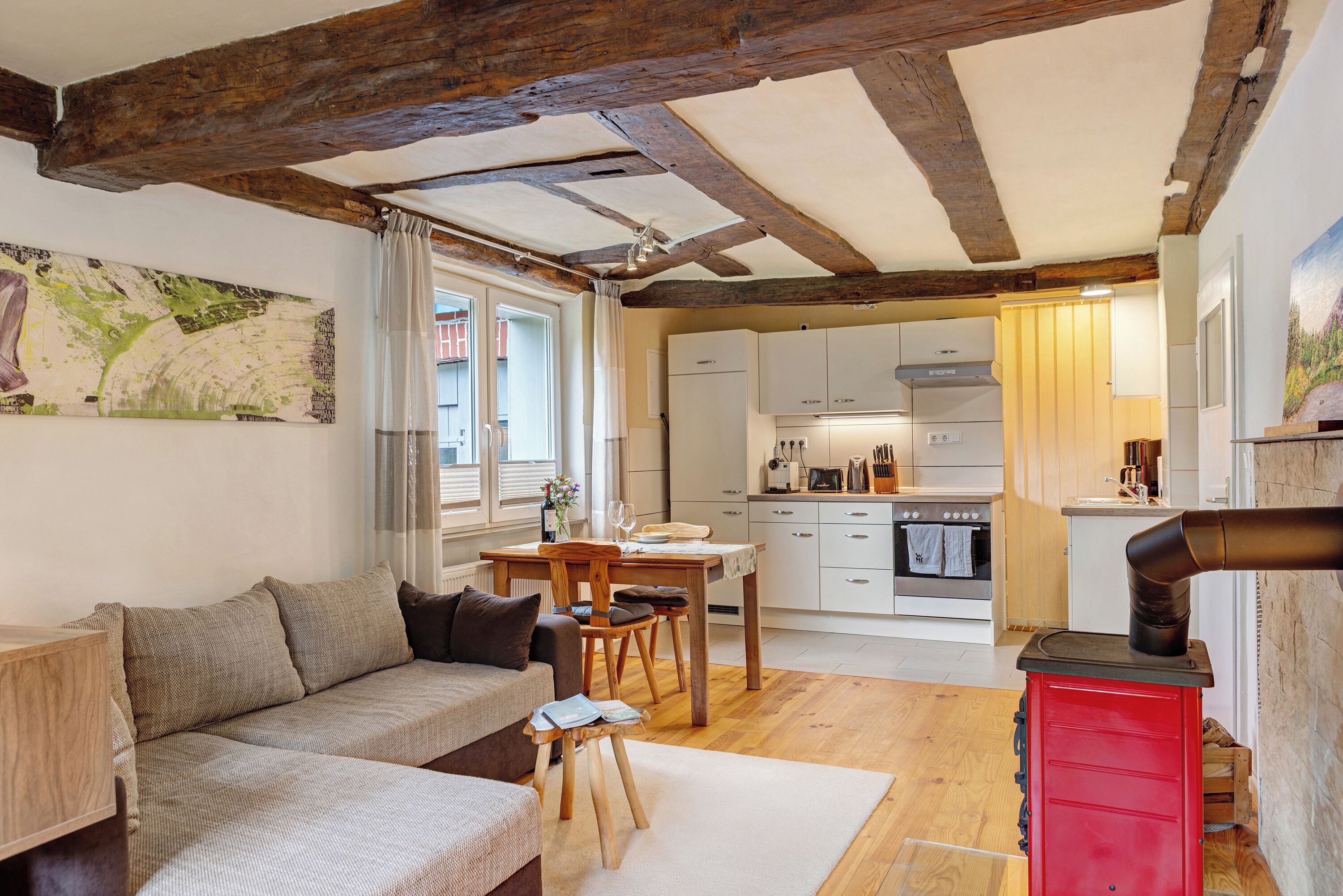 Una televisión, una chimenea