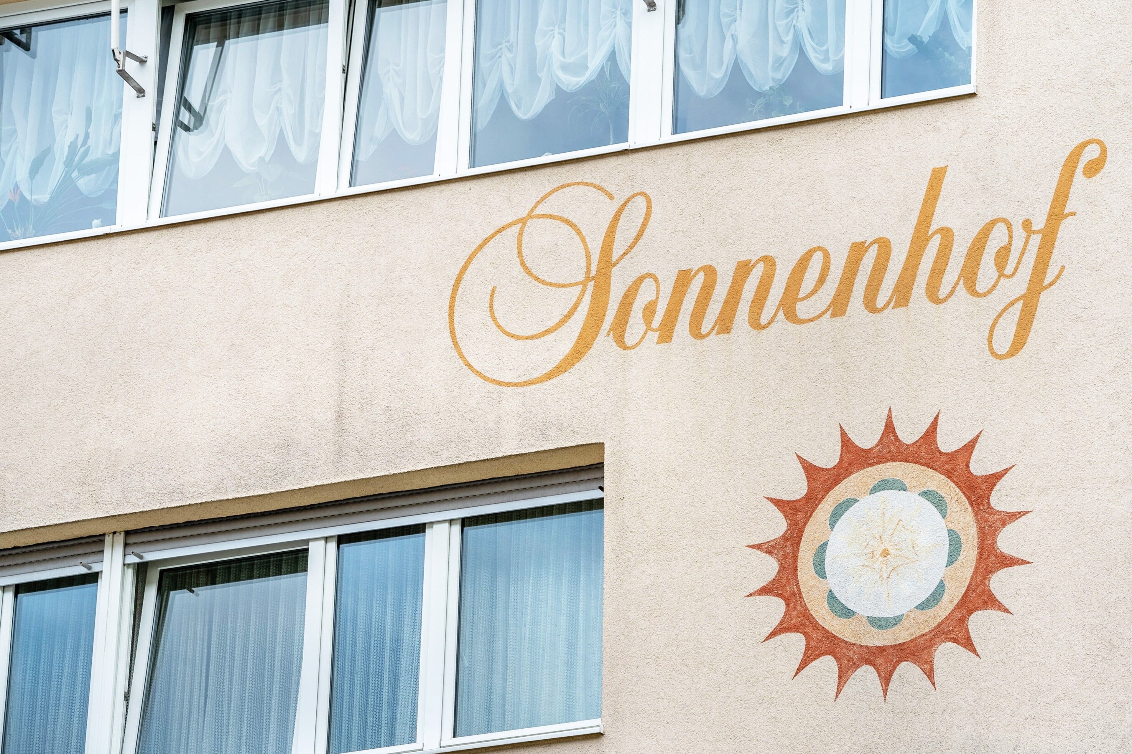 تفاصيل الفندق من الخارج