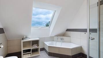 Dusche, Haartrockner, Handtücher