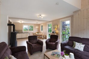 TV, fireplace, DVD player, ping pong - Holiday Home 'Wasserfall' with Private Terrace, Private Garden and Wi-Fi (Bestwig-Wasserfall)