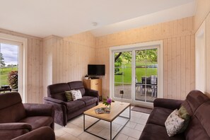 TV, peis, DVD-spiller og bordtennis