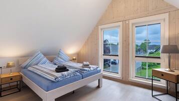 4 bedrooms, iron/ironing board, free WiFi, bed sheets