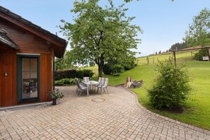 Outdoor dining - Holiday Home 'Wasserfall' with Private Terrace, Private Garden and Wi-Fi (Bestwig-Wasserfall)
