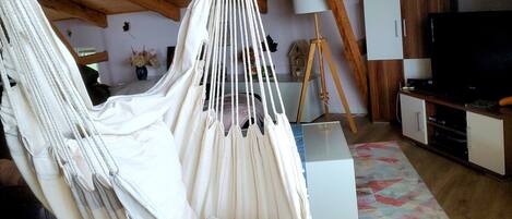 Tv, bordtennisbord, stereoanlæg