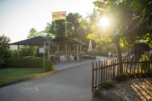 Property grounds - Baßler Schlossblick Apartment with Private Terrace, Balcony and Wi-Fi (Kappelrodeck)