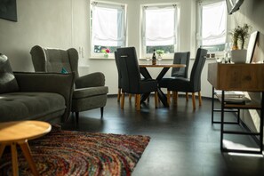 TV - Baßler Schlossblick Apartment with Private Terrace, Balcony and Wi-Fi (Kappelrodeck)