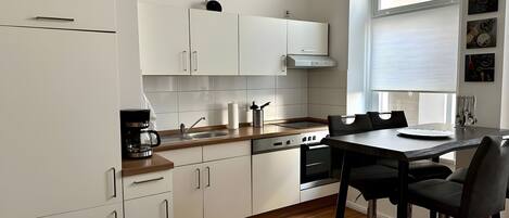 Fridge, oven, stovetop, dishwasher