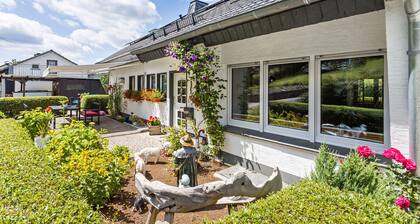 Ferienwohnung 'Am Waldrand' mit Bergblick, Gemeinschaftsterrasse und Wi-Fi