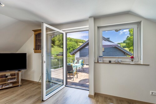 Ferienwohnung 'Am Waldrand' mit Bergblick, Gemeinschaftsterrasse und Wi-Fi