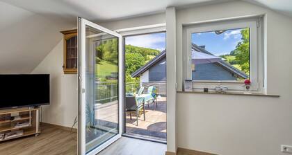 Ferienwohnung 'Am Waldrand' mit Bergblick, Gemeinschaftsterrasse und Wi-Fi