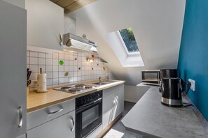 Frigorifero, microonde, forno, piano cottura