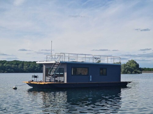 Panoramic electric boat, sail on the Lac du Der without a license. Eclaron