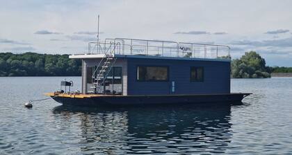 Panoramic electric boat, sail on the Lac du Der without a license. Eclaron