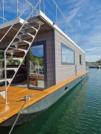 Exterior. Panoramic electric boat, sail on the Lac du Der without a license. Eclaron
