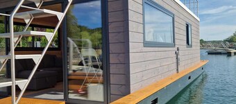 Panoramic electric boat, sail on the Lac du Der without a license. Eclaron