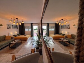 Estudio romántico, 1 cama doble, vistas al mar, junto a la piscina | Zona de estar | Televisión LED de 65 pulgadas con canales digitales