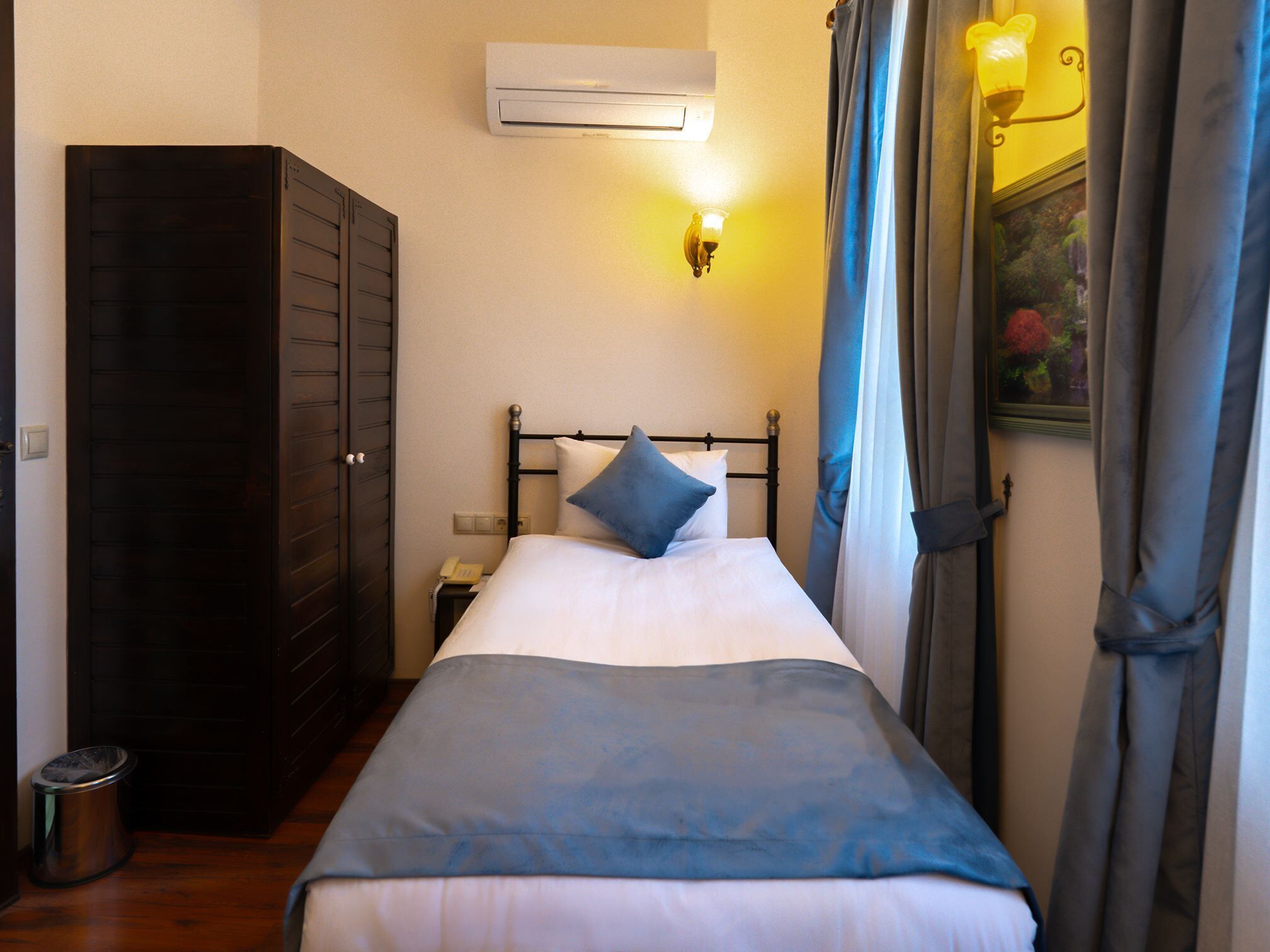 Minibar, in-room safe, free WiFi