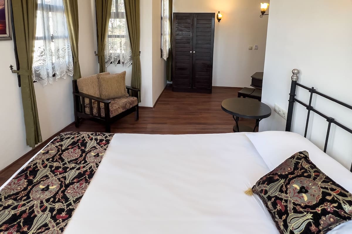 Minibar, in-room safe, free WiFi