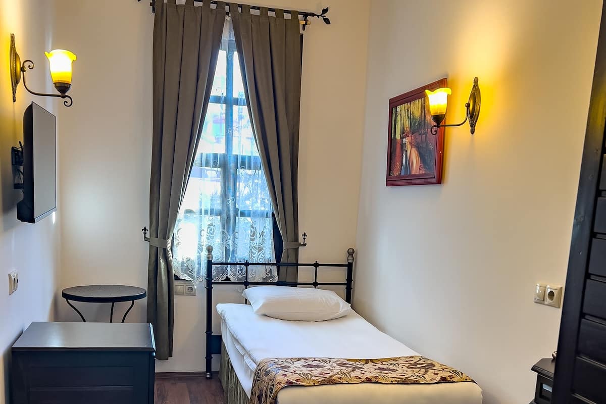 Economy Single Room | Minibar, in-room safe, free WiFi