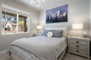 5 bedrooms, iron/ironing board, WiFi, bed sheets