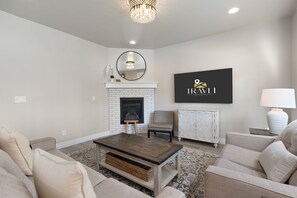 Televisión y chimenea 