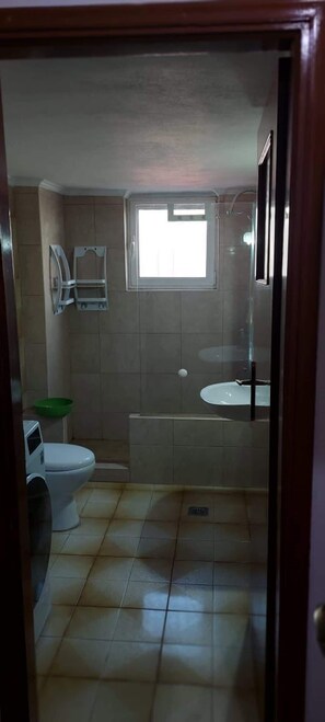 Dusch, hårtork och handdukar