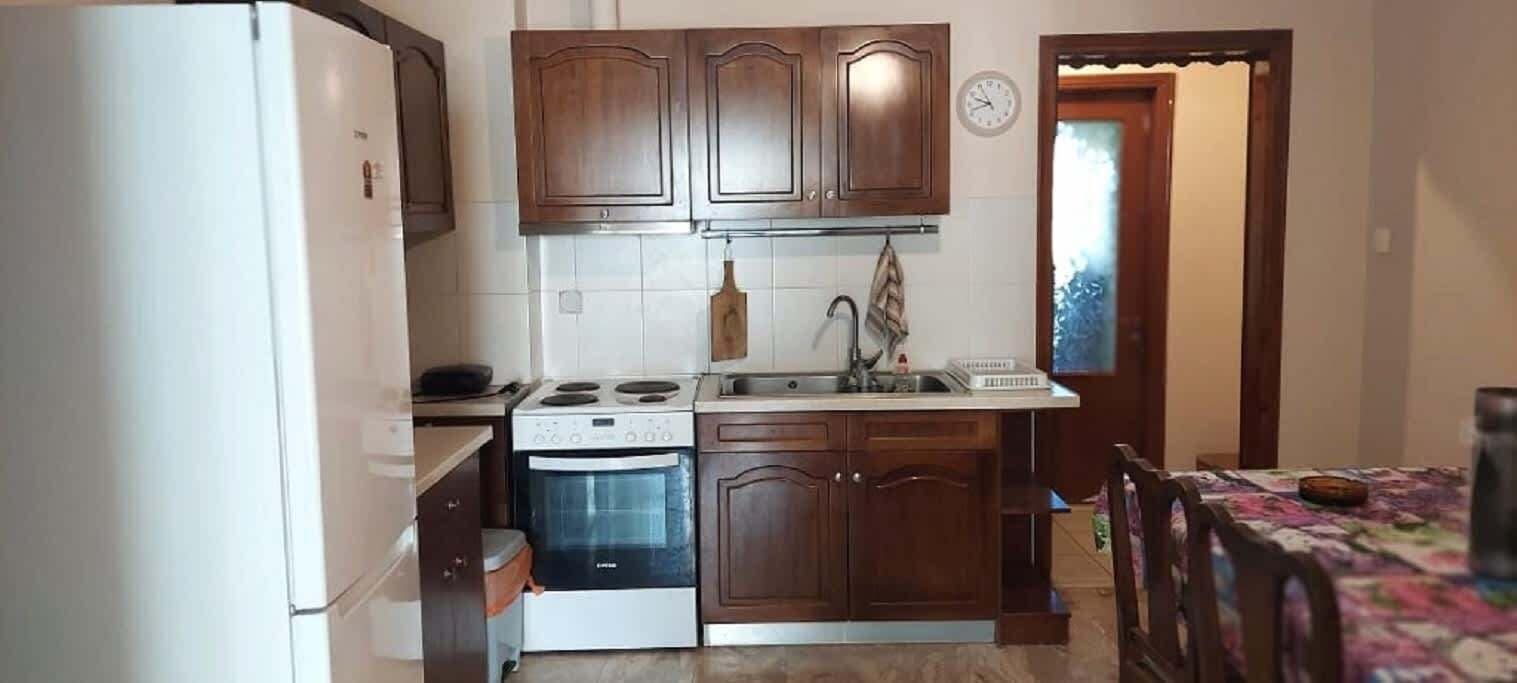 Kjøleskap, ovn, kokeplater og kaffetrakter/tekoker