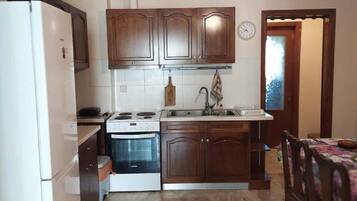 Fridge, oven, stovetop, coffee/tea maker