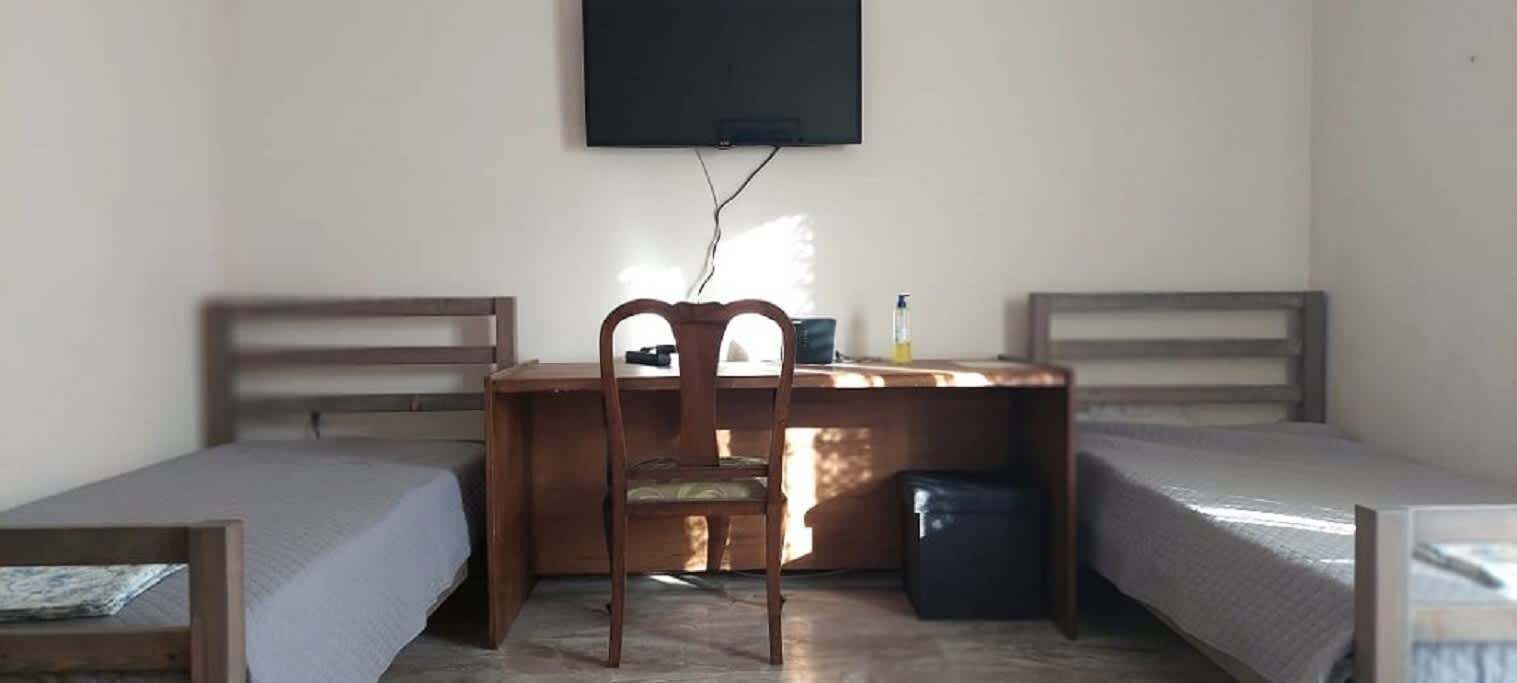 1 dormitorio, tabla de planchar con plancha, wifi y ropa de cama