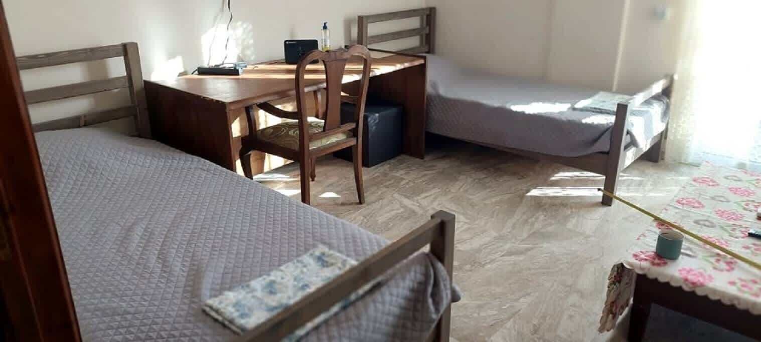 1 slaapkamer, een strijkplank/strijkijzer, wifi, beddengoed