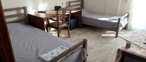 1 habitación, tabla de planchar con plancha, wifi y ropa de cama