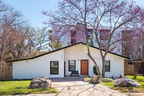 Exterior - ATX Holiday Haven|Sleeps10 (Austin)