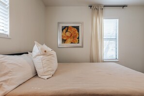 4 habitaciones, escritorio y tabla de planchar con plancha 