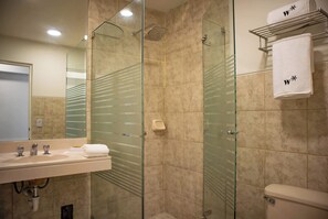 Douche, sèche-cheveux, serviettes fournies