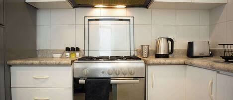 Kylskåp, mikrovågsugn, ugn och spishäll