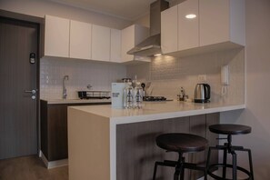 Fridge, microwave, stovetop, dishwasher