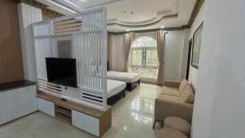 1 habitación, caja de seguridad en la habitación y escritorio