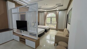 Apartamento família, vista para a cidade | 1 quarto, cofres nos quartos, escrivaninha