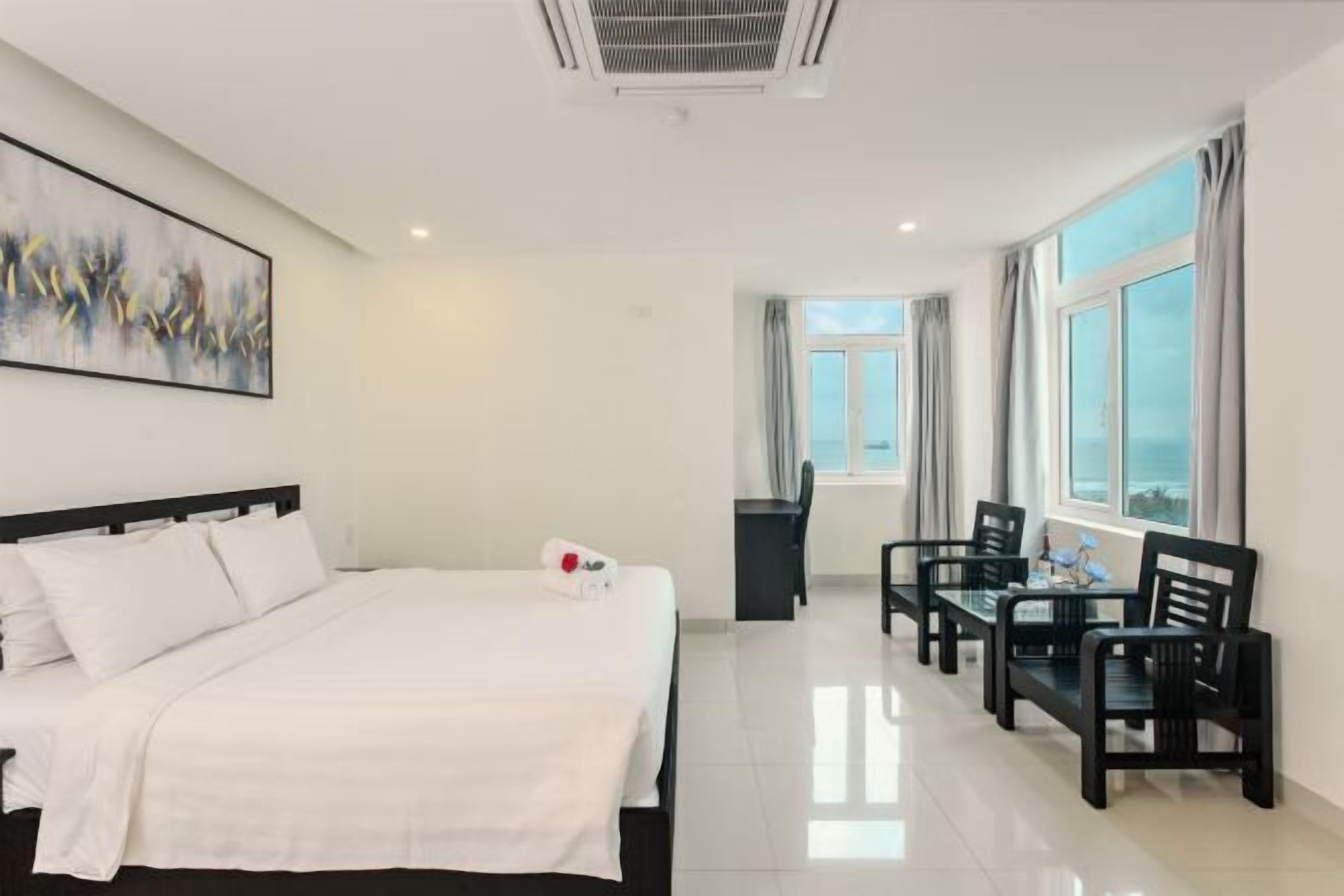 객실 내 금고, 책상, 노트북 작업 공간, 암막 커튼