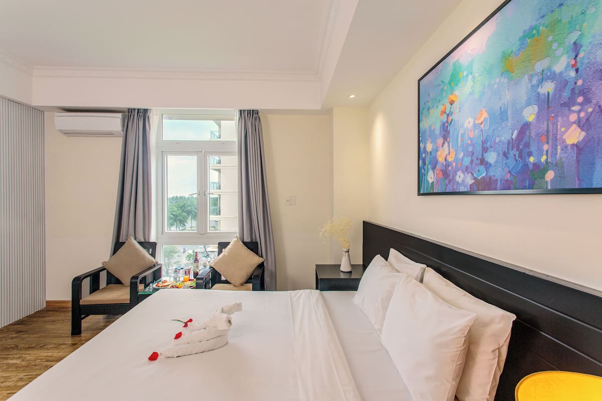 Habitación Deluxe doble, vistas parciales al mar | Caja fuerte, escritorio, espacio para trabajar con un portátil