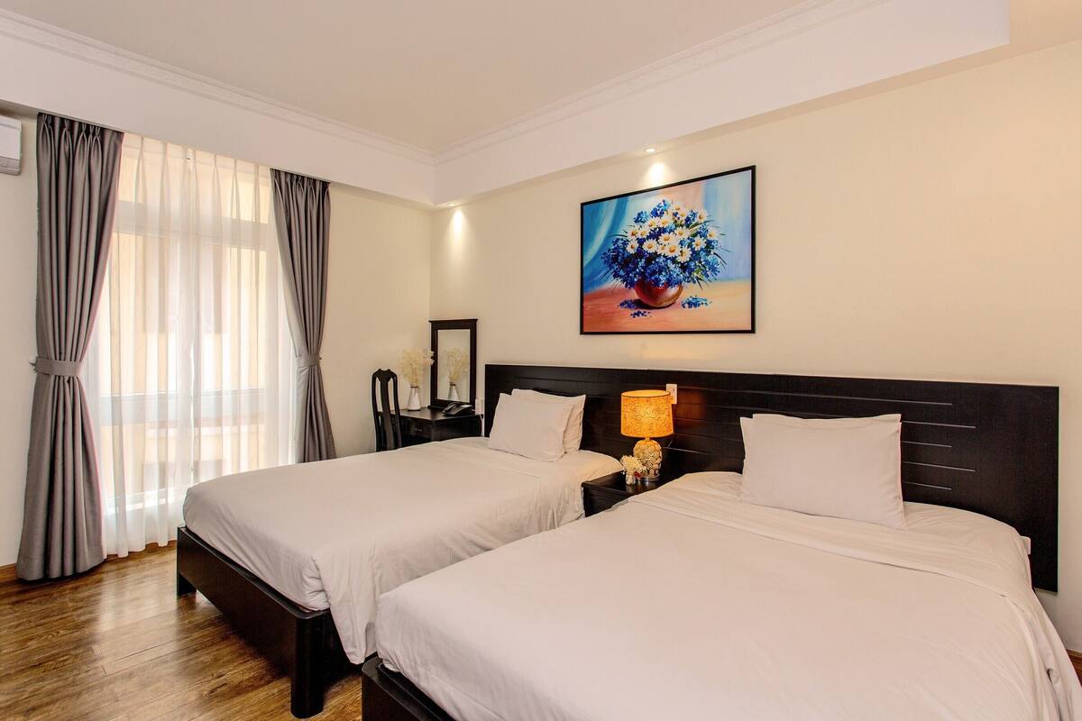 Habitación superior con 2 camas individuales, vistas al patio | Caja fuerte, escritorio, espacio para trabajar con un portátil
